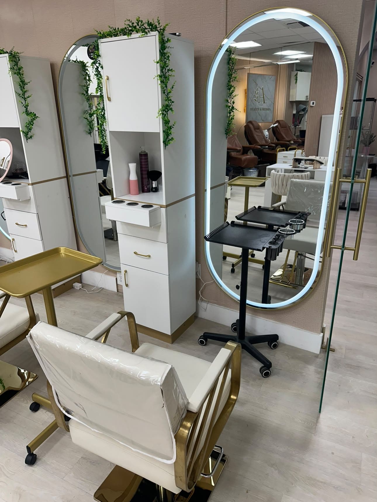 Salon Chair Rental on Collins Ave, Miami Beach – $600/Month 3