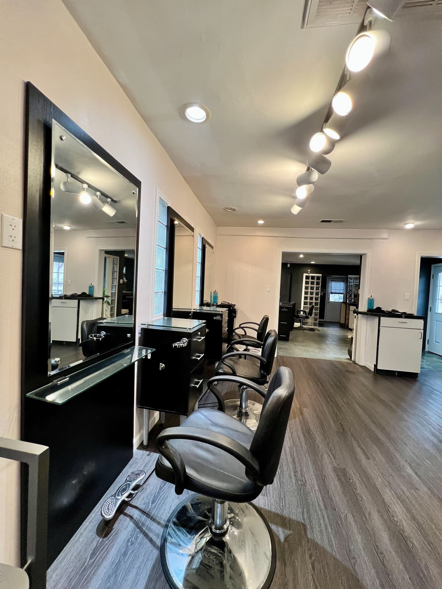 QUEEN OF THE NILE BEAUTY SALON ✨ SALON CHAIR & BOOTH RENTAL